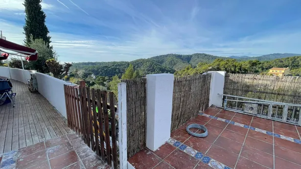 ¡Descubre tu próximo hogar en la encantadora urbanización La Vall en Santa Susanna!