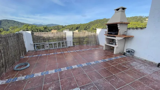 ¡Descubre tu próximo hogar en la encantadora urbanización La Vall en Santa Susanna!