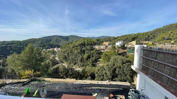 ¡Descubre tu próximo hogar en la encantadora urbanización La Vall en Santa Susanna!