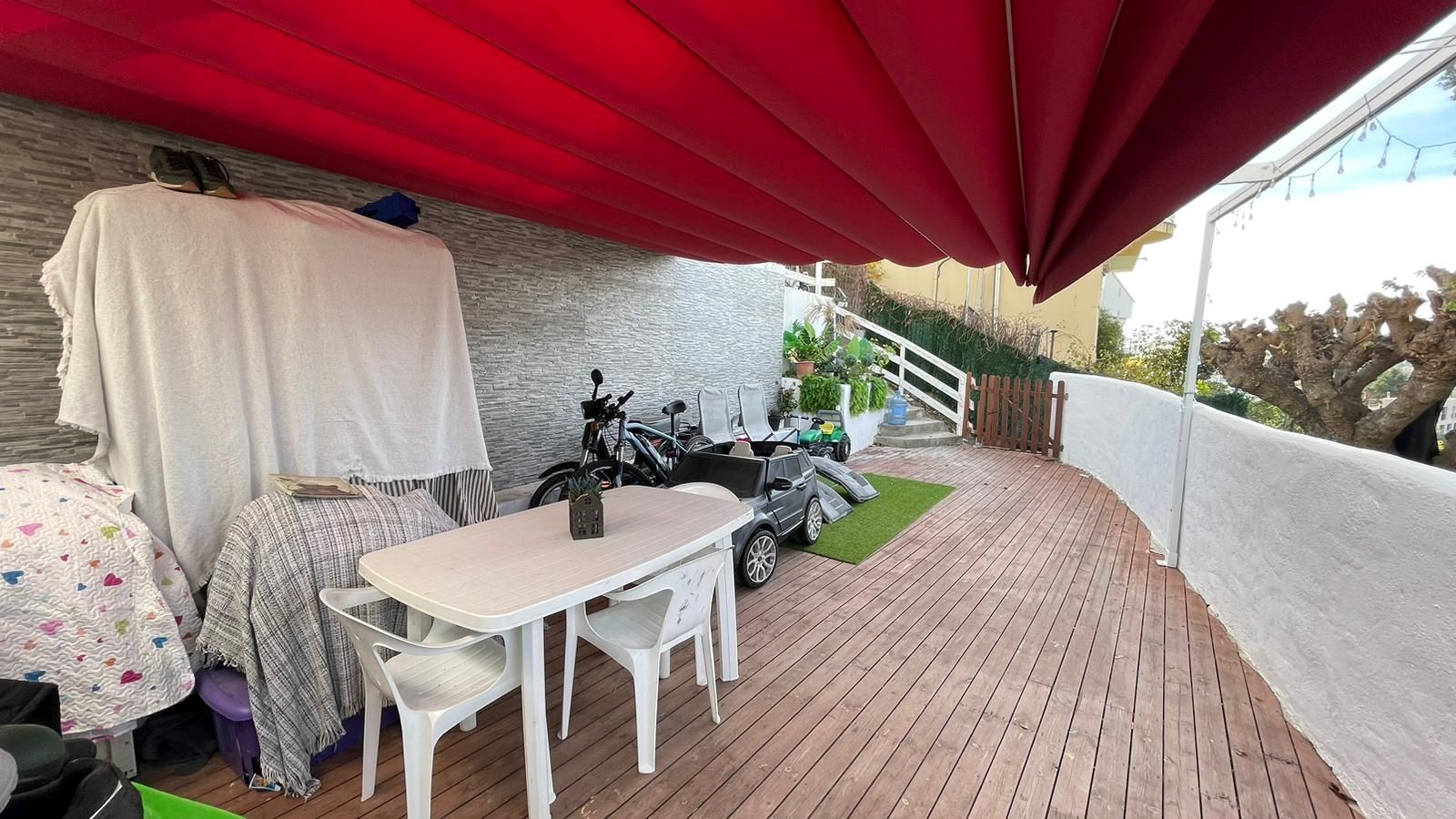 ¡Descubre tu próximo hogar en la encantadora urbanización La Vall en Santa Susanna!