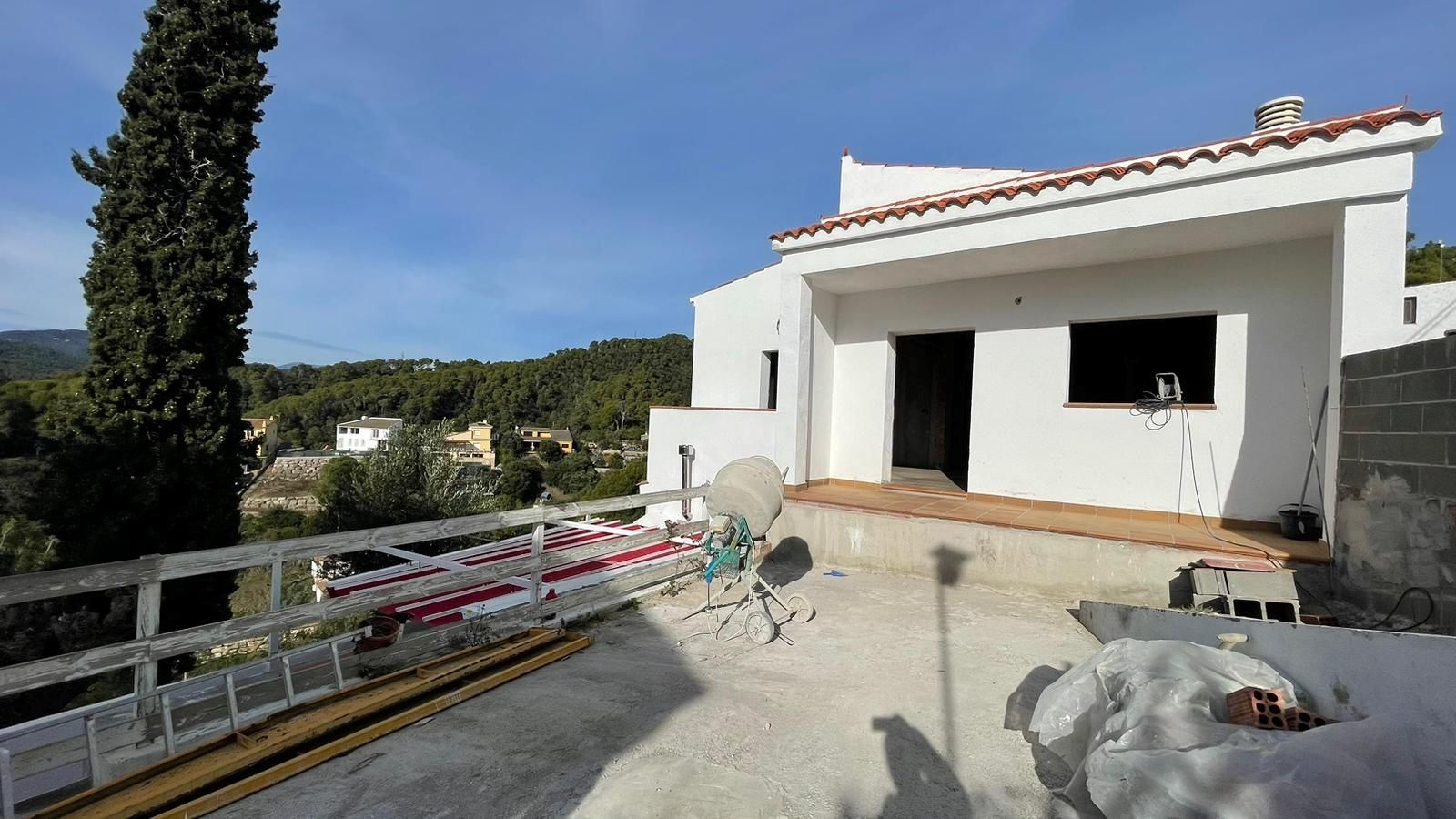 ¡Descubre tu próximo hogar en la encantadora urbanización La Vall en Santa Susanna!