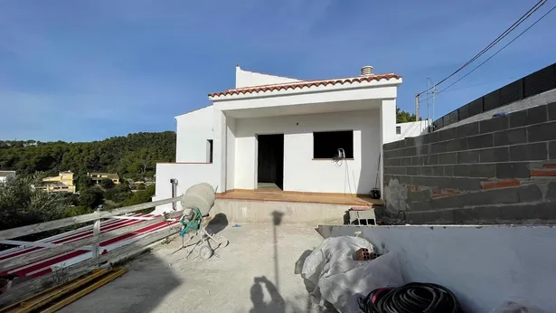 ¡Descubre tu próximo hogar en la encantadora urbanización La Vall en Santa Susanna!