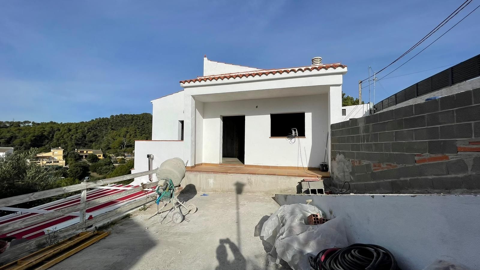 ¡Descubre tu próximo hogar en la encantadora urbanización La Vall en Santa Susanna!