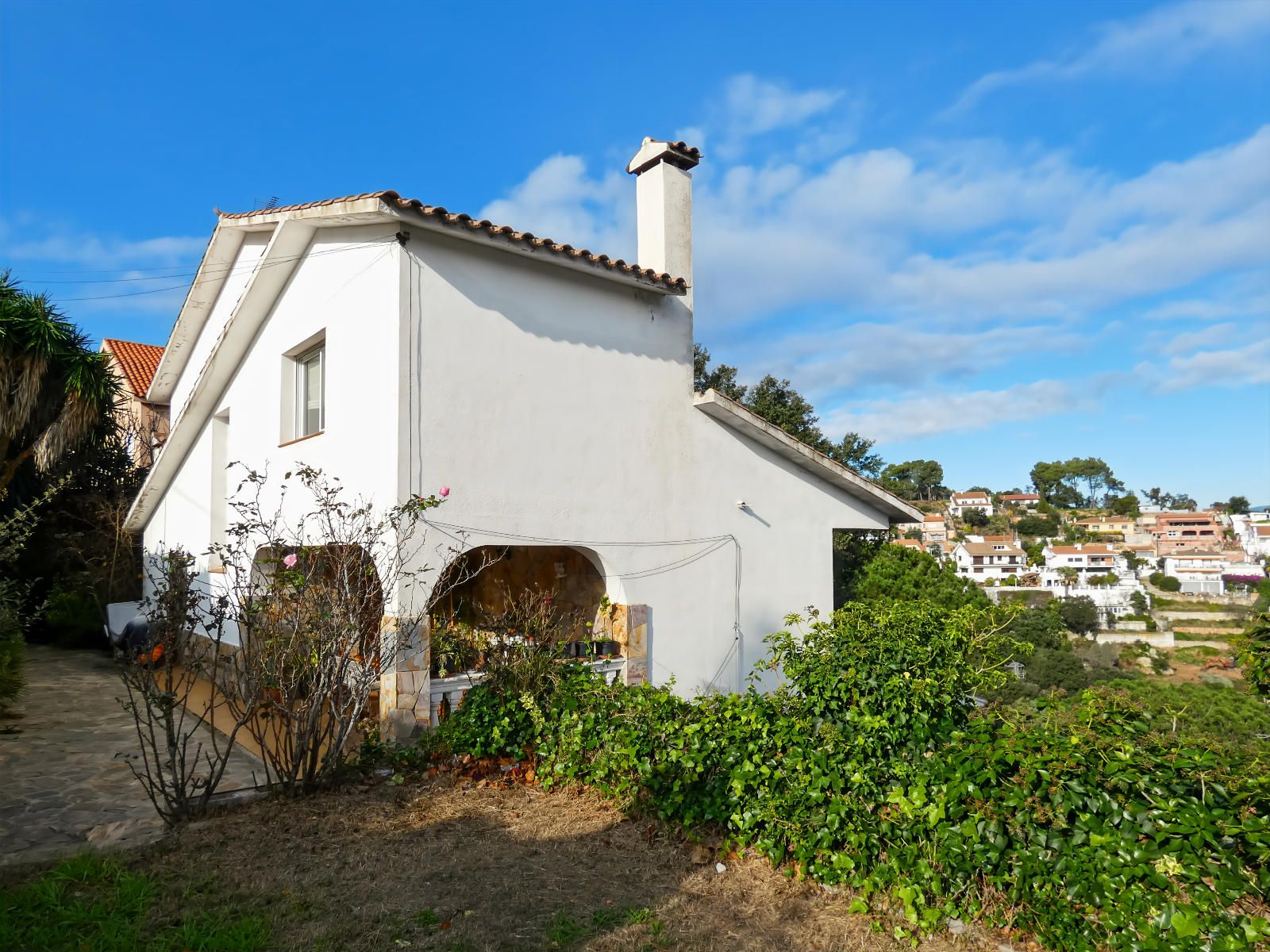Casa perfecta para dos familias en Argentona. Con amplios espacios, terrazas y terreno para piscina.