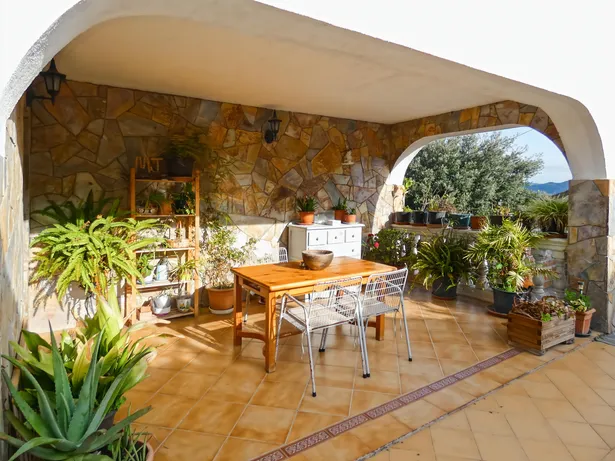 Casa perfecta para dos familias en Argentona. Con amplios espacios, terrazas y terreno para piscina.