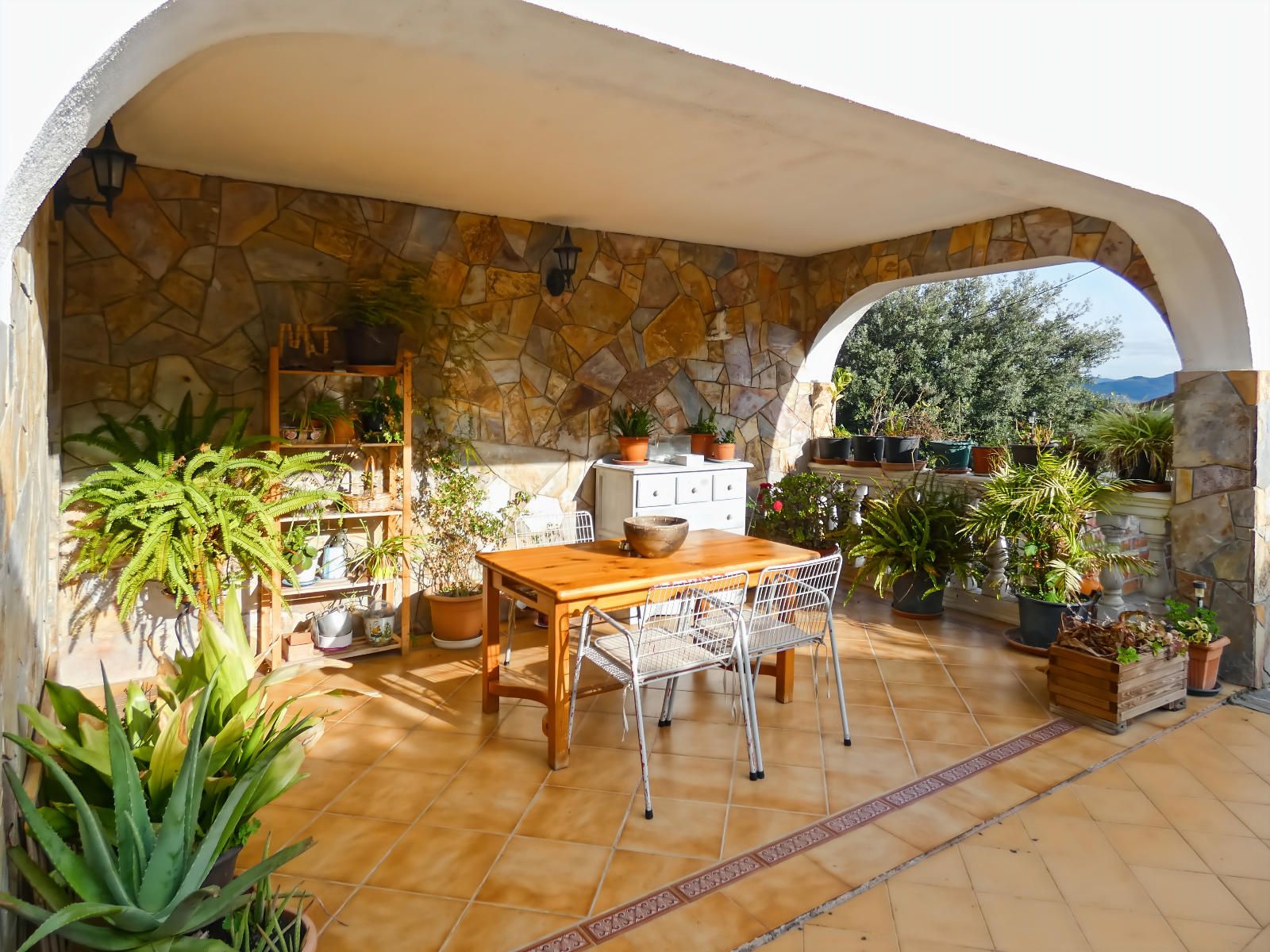 Casa perfecta para dos familias en Argentona. Con amplios espacios, terrazas y terreno para piscina.