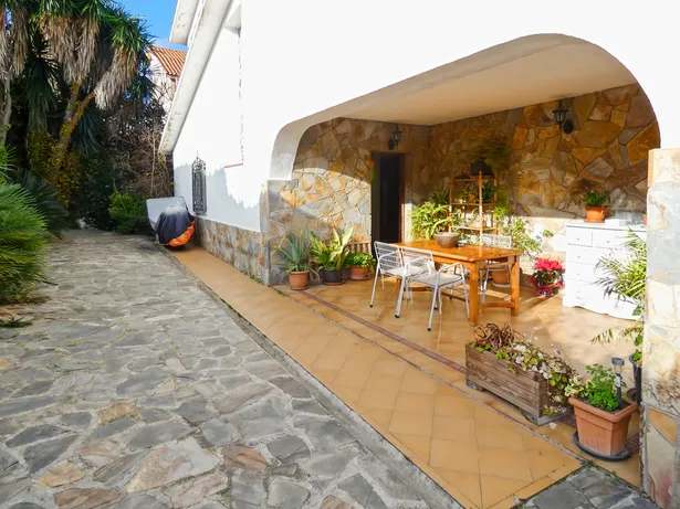 Casa perfecta para dos familias en Argentona. Con amplios espacios, terrazas y terreno para piscina.