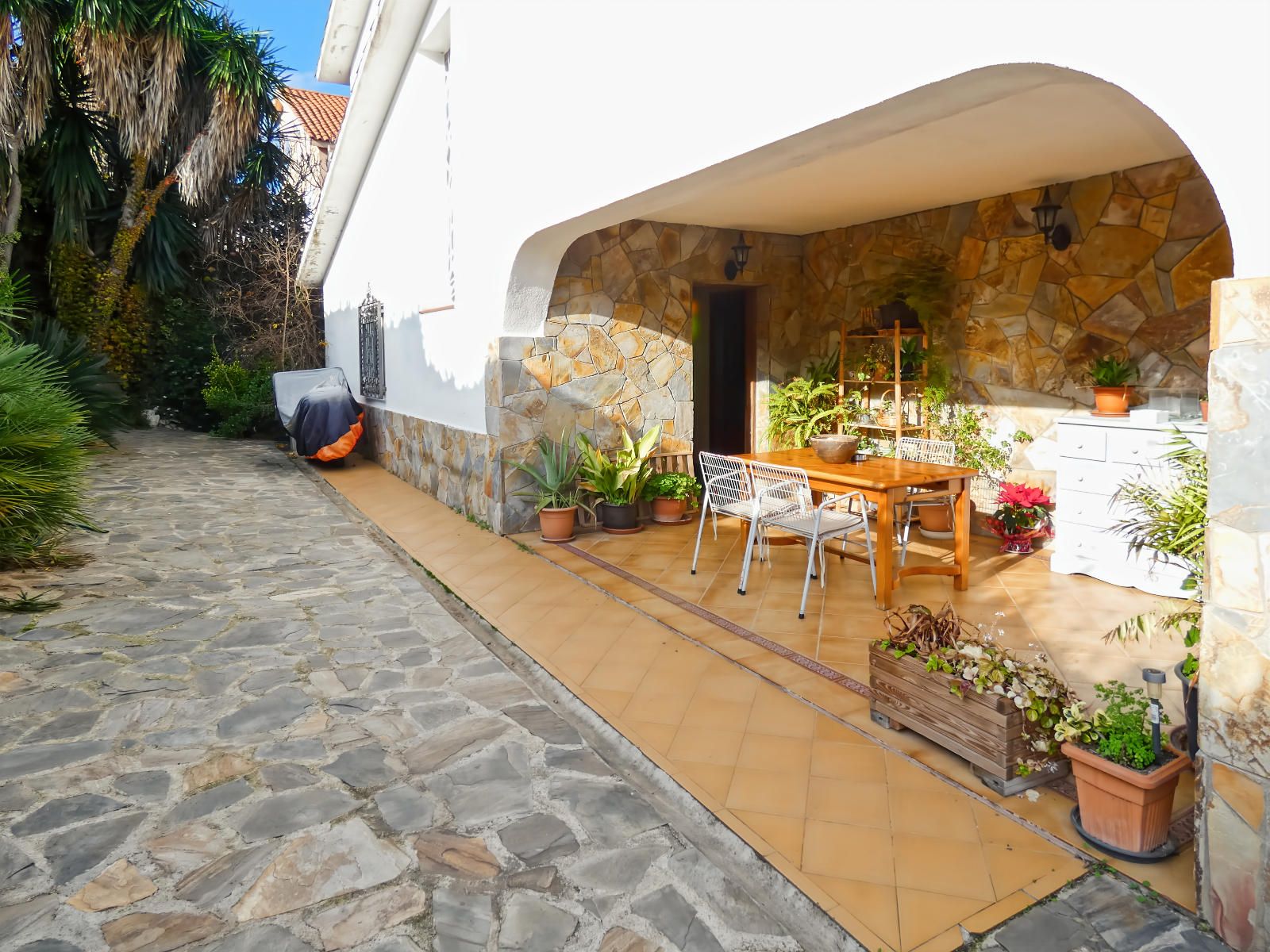 Casa perfecta para dos familias en Argentona. Con amplios espacios, terrazas y terreno para piscina.