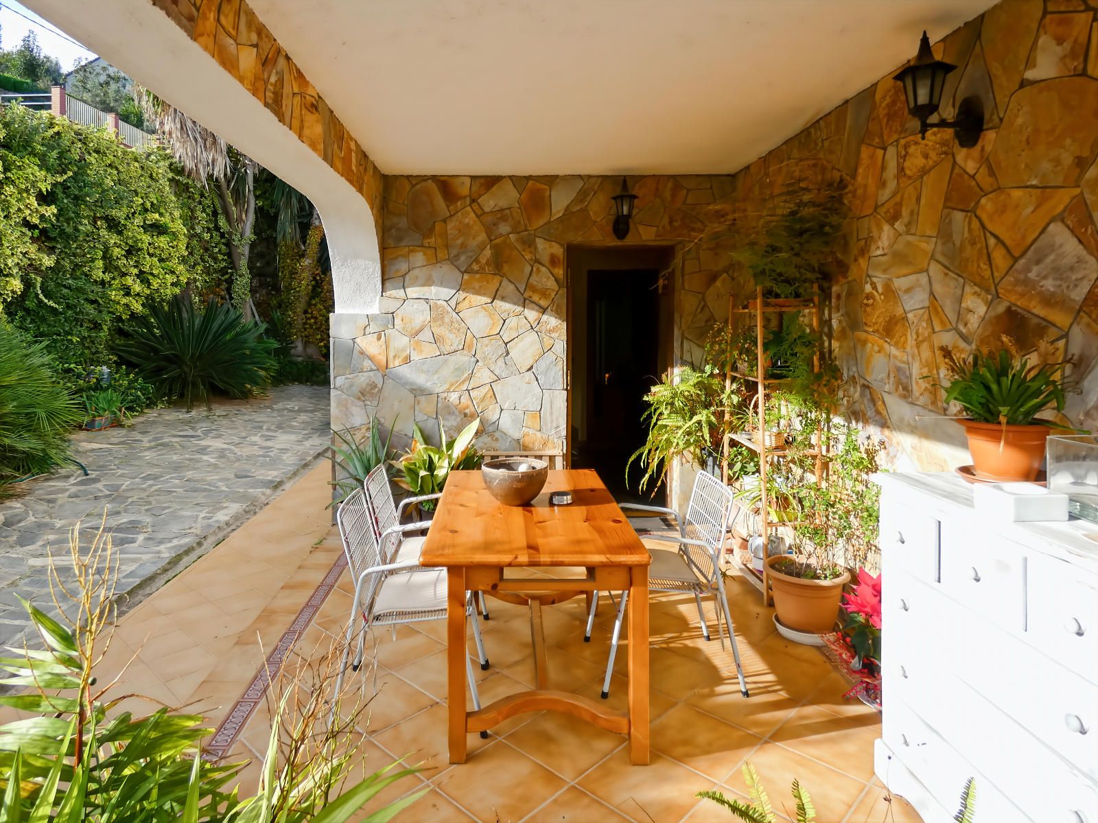Casa perfecta para dos familias en Argentona. Con amplios espacios, terrazas y terreno para piscina.