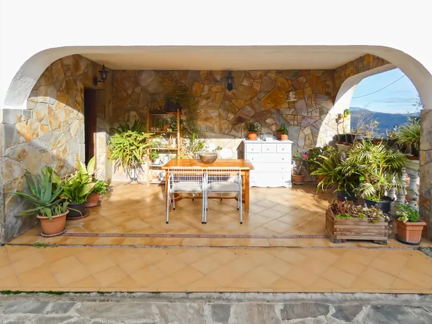 Casa perfecta para dos familias en Argentona. Con amplios espacios, terrazas y terreno para piscina.