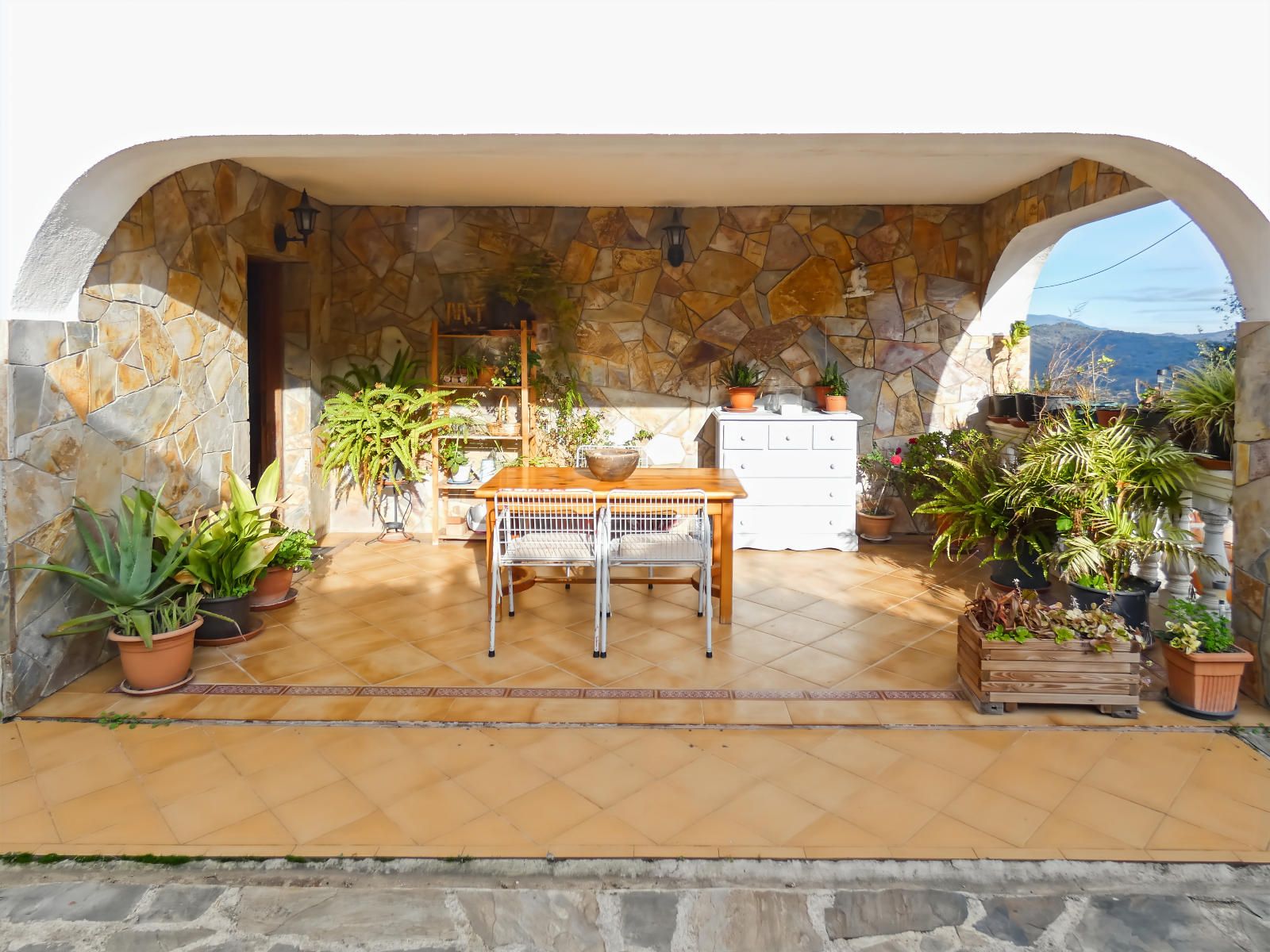 Casa perfecta para dos familias en Argentona. Con amplios espacios, terrazas y terreno para piscina.