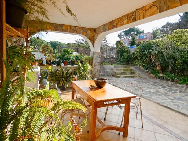 Casa perfecta para dos familias en Argentona. Con amplios espacios, terrazas y terreno para piscina.