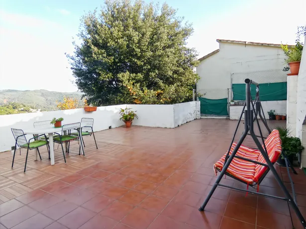Casa perfecta para dos familias en Argentona. Con amplios espacios, terrazas y terreno para piscina.