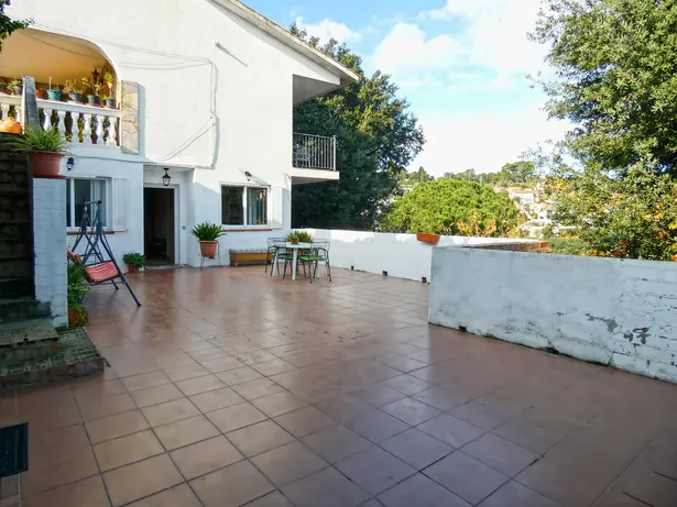 Casa perfecta para dos familias en Argentona. Con amplios espacios, terrazas y terreno para piscina.
