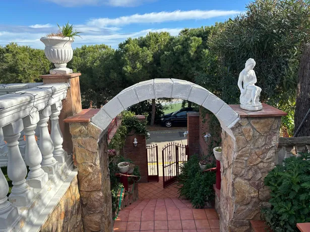 ¡VIVE EL SUEÑO EN LA MUNTANYETA, CALELLA! 🏡✨
