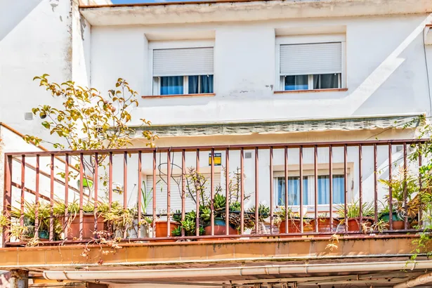 ¡Vive en el Corazón de Argentona! Casa Adosada con Patio, Garaje y Espacios Luminosos