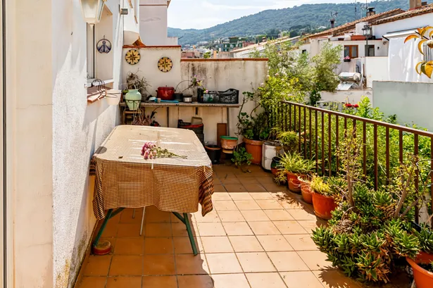 ¡Vive en el Corazón de Argentona! Casa Adosada con Patio, Garaje y Espacios Luminosos