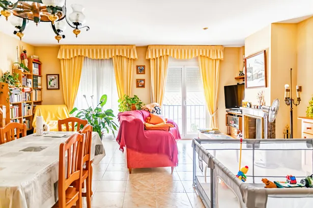 ¡Vive en el Corazón de Argentona! Casa Adosada con Patio, Garaje y Espacios Luminosos