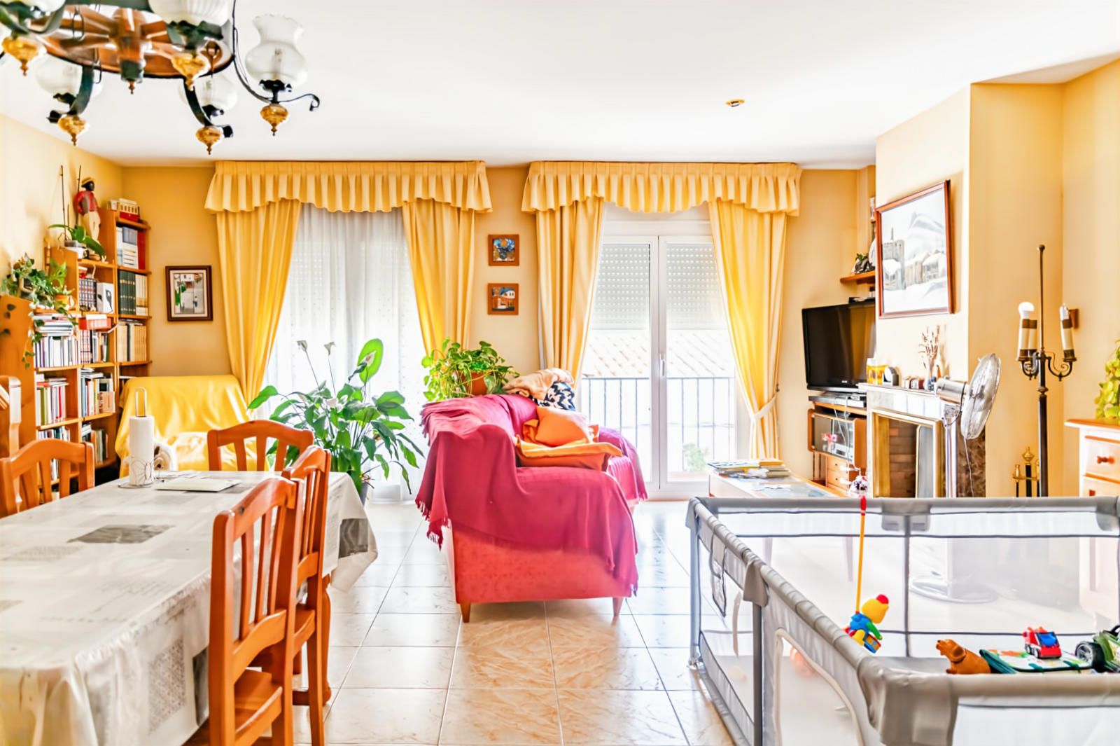 ¡Vive en el Corazón de Argentona! Casa Adosada con Patio, Garaje y Espacios Luminosos