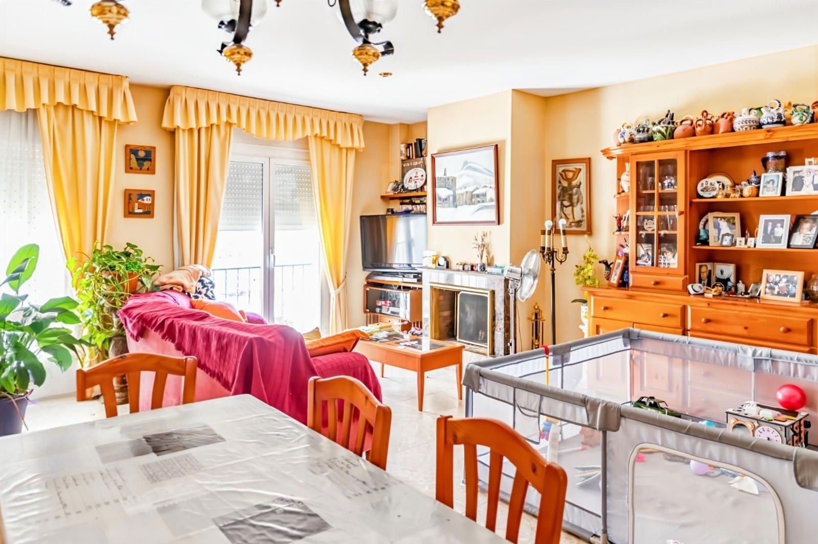 ¡Vive en el Corazón de Argentona! Casa Adosada con Patio, Garaje y Espacios Luminosos