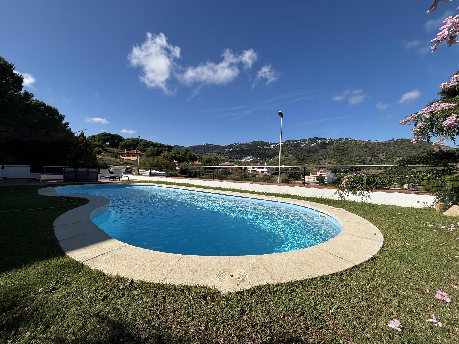 Xalet independent a Sant Quirze, Calella amb piscina privada!