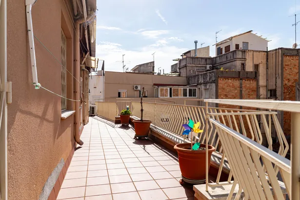 Luminoso ático con terraza de 15 m2, estupendo edificio con ascensor y 4 habitaciones en el Barri de  Sant Gervasi, Barcelona.