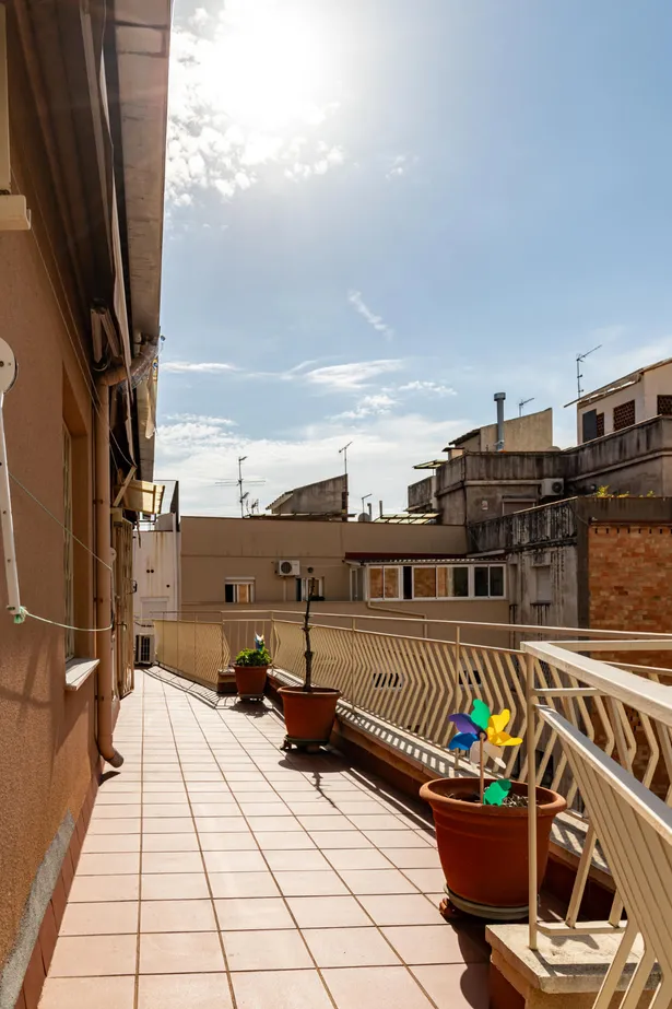 Luminoso ático con terraza de 15 m2, estupendo edificio con ascensor y 4 habitaciones en el Barri de  Sant Gervasi, Barcelona.