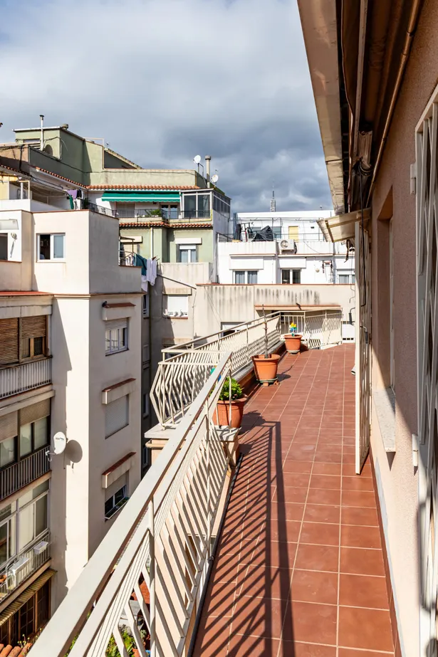 Luminoso ático con terraza de 15 m2, estupendo edificio con ascensor y 4 habitaciones en el Barri de  Sant Gervasi, Barcelona.