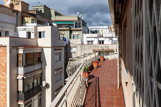 Luminoso ático con terraza de 15 m2, estupendo edificio con ascensor y 4 habitaciones en el Barri de  Sant Gervasi, Barcelona.