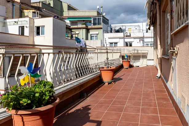Luminoso ático con terraza de 15 m2, estupendo edificio con ascensor y 4 habitaciones en el Barri de  Sant Gervasi, Barcelona.