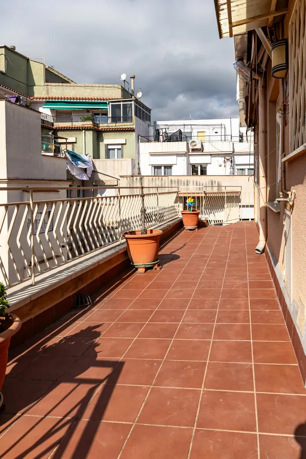 Luminoso ático con terraza de 15 m2, estupendo edificio con ascensor y 4 habitaciones en el Barri de  Sant Gervasi, Barcelona.