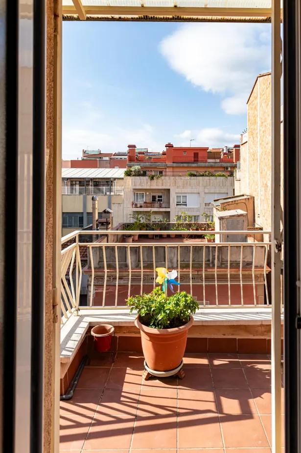 Luminoso ático con terraza de 15 m2, estupendo edificio con ascensor y 4 habitaciones en el Barri de  Sant Gervasi, Barcelona.