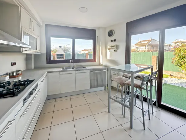 Casa con piscina y garaje en Can Prat – Lliçà de Vall