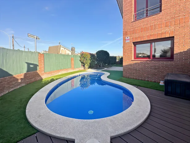 Casa con piscina y garaje en Can Prat – Lliçà de Vall