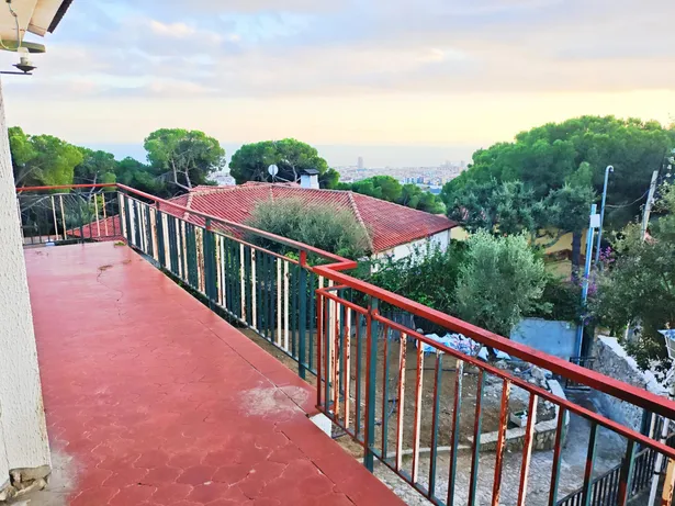 Casa per reformar amb gran parcel·la i vistes al mar!