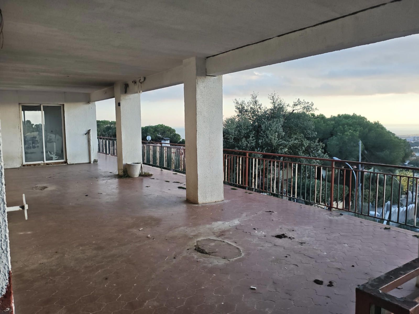 Casa per reformar amb gran parcel·la i vistes al mar!