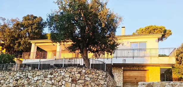 Casa per reformar amb gran parcel·la i vistes al mar!
