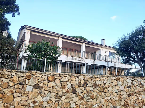 Casa per reformar amb gran parcel·la i vistes al mar!