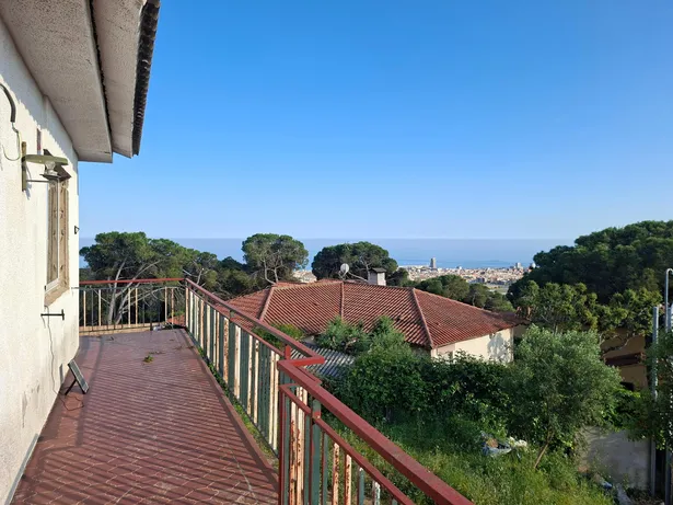 Casa per reformar amb gran parcel·la i vistes al mar!