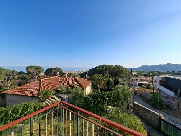 Casa per reformar amb gran parcel·la i vistes al mar!