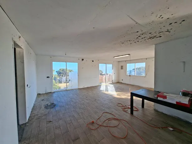 Casa per reformar amb gran parcel·la i vistes al mar!