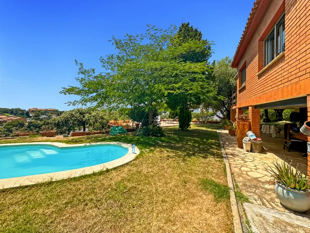 Propiedad independiente con piscina, gimnasio y mini pista de pádel