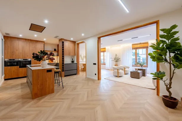 Exclusiva vivienda reformada de 215 m² en la emblemática esquina Diagonal–Muntaner