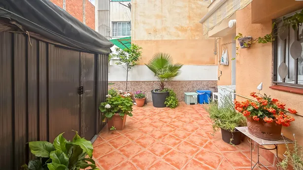 Habitatge en Rocafonda junt Ctra de Mata en un edifici molt característic.
