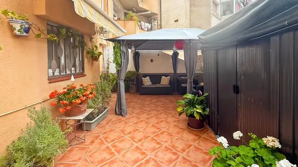 Habitatge en Rocafonda junt Ctra de Mata en un edifici molt característic.