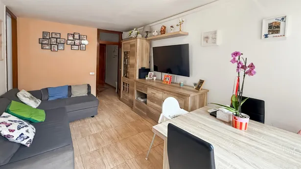Habitatge en Rocafonda junt Ctra de Mata en un edifici molt característic.