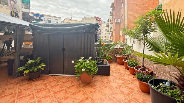 Habitatge en Rocafonda junt Ctra de Mata en un edifici molt característic.