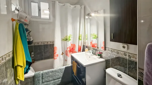 Habitatge en Rocafonda junt Ctra de Mata en un edifici molt característic.