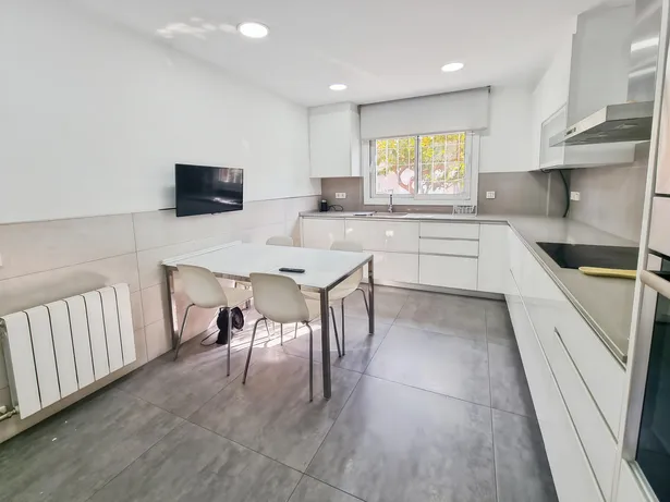 Casa pareada reformada con encanto en zona residencial de Mataró
