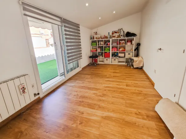 Casa pareada reformada con encanto en zona residencial de Mataró